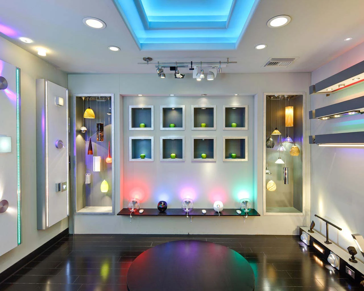 SHOW ROOM